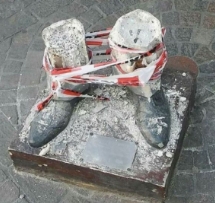escultura de Horacio Ferrer vandalizada