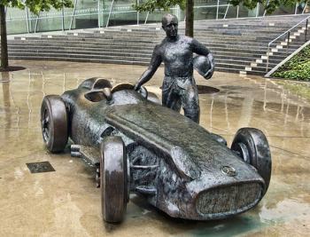 Monumento de Fangio junto al Flecha de Plata