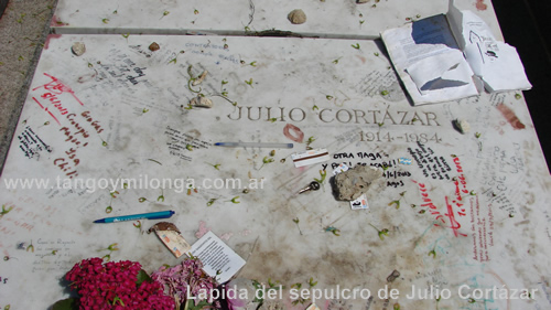 lapida sepulcro Julio Cortazar