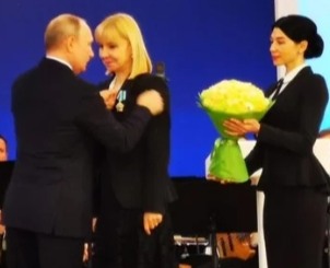 Putin premio a directora Teatro Colon