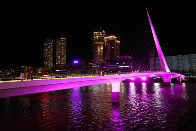 Puente de la mujer iluminado rosa