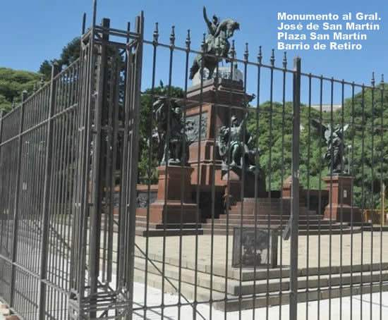 Monumento a San Martín enrejado