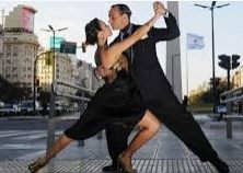 pareja baila tango