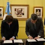 Milei y Macri firman